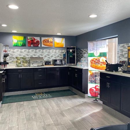 Quality Inn & Suites Big Rapids Near University Bagian luar foto