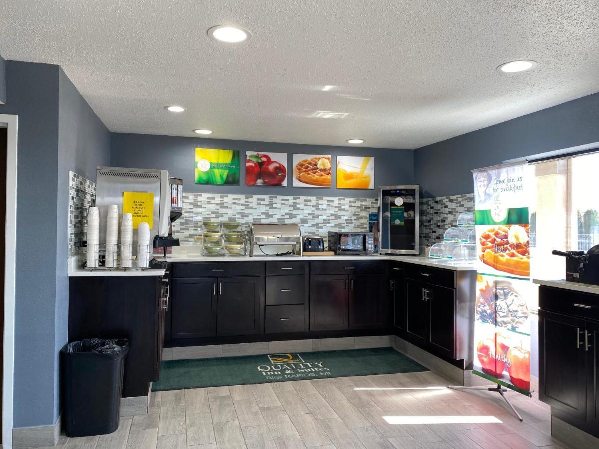 Quality Inn & Suites Big Rapids Near University Bagian luar foto
