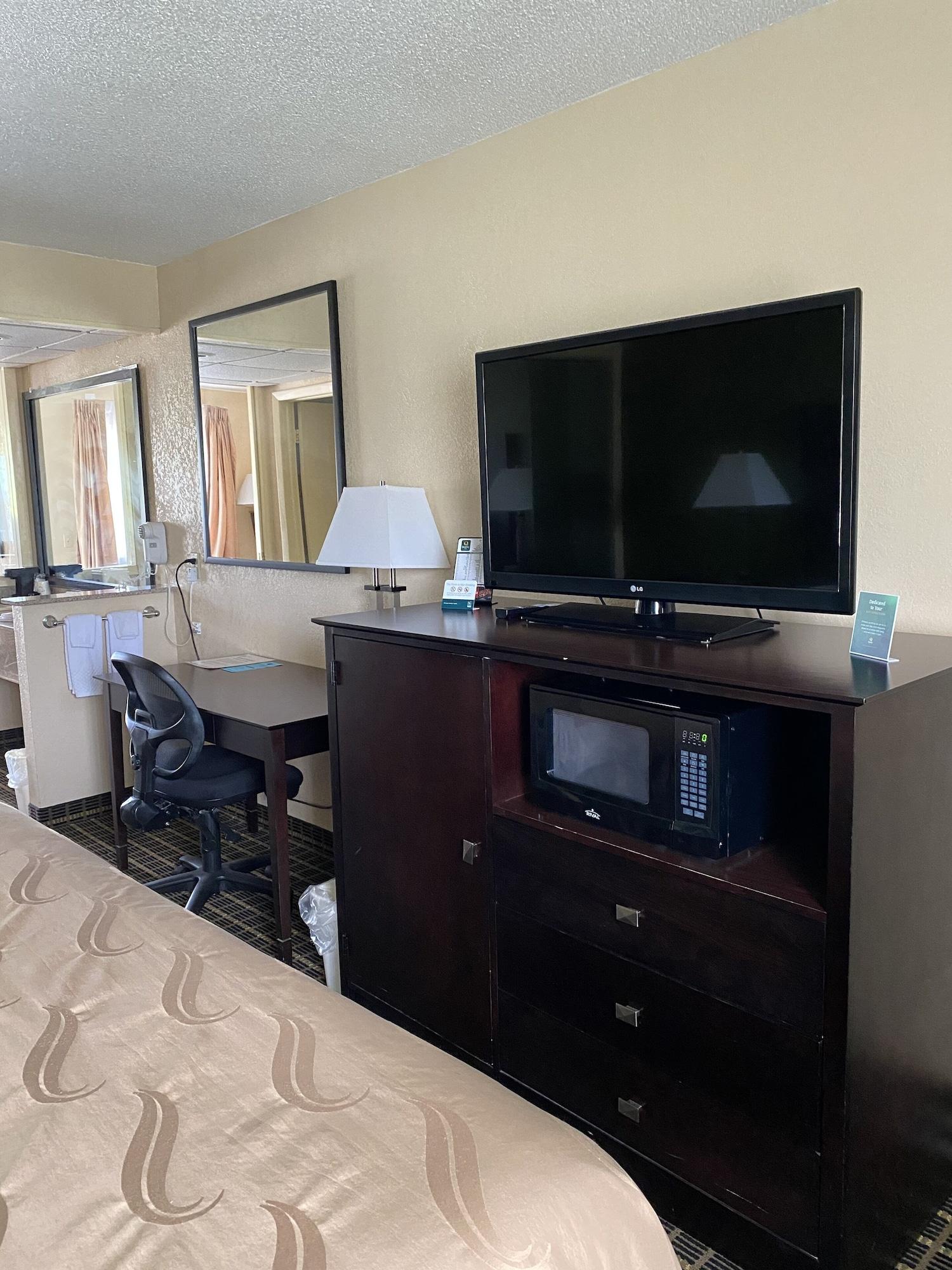 Quality Inn & Suites Big Rapids Bagian luar foto