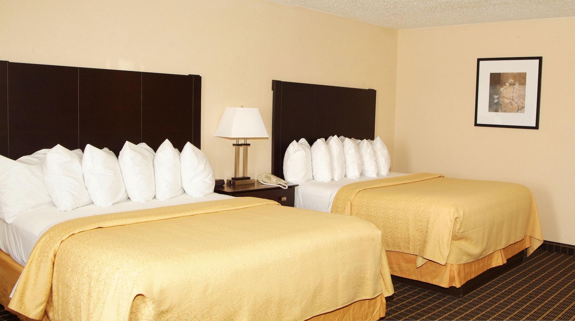 Quality Inn & Suites Big Rapids Bagian luar foto