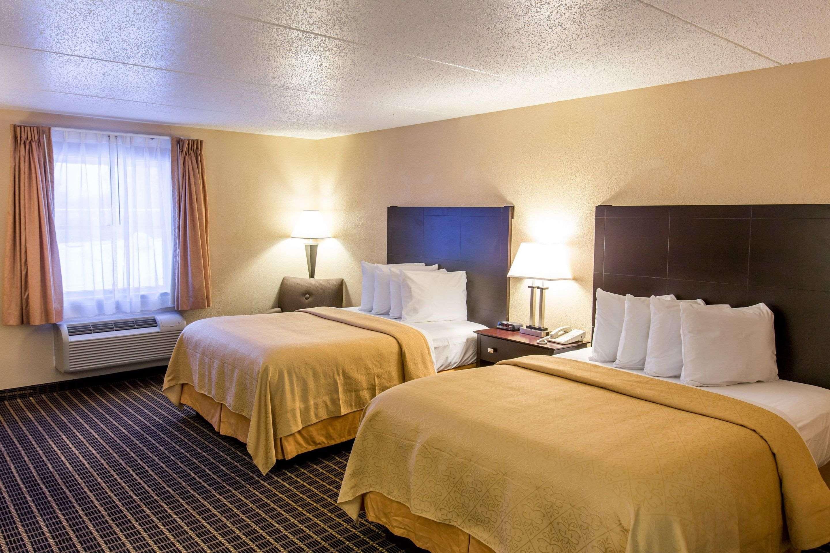 Quality Inn & Suites Big Rapids Bagian luar foto