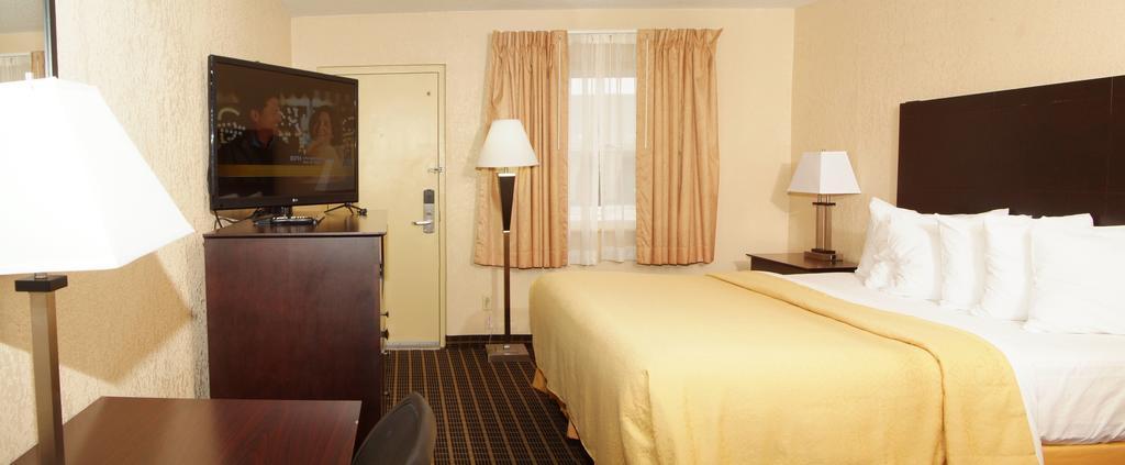 Quality Inn & Suites Big Rapids Bagian luar foto