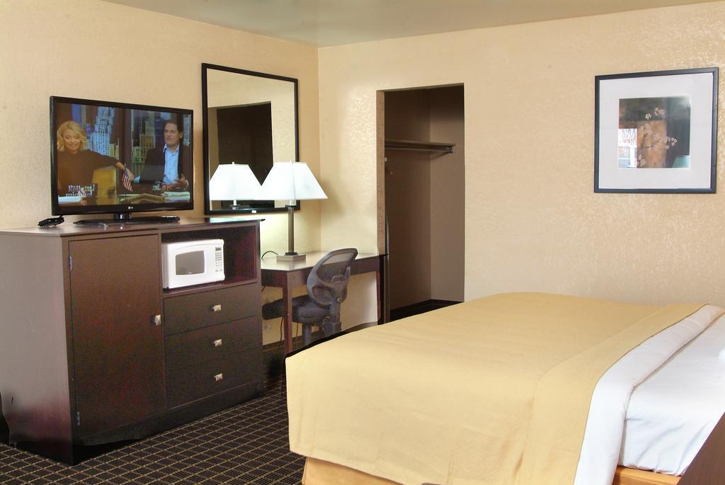 Quality Inn & Suites Big Rapids Near University Bagian luar foto
