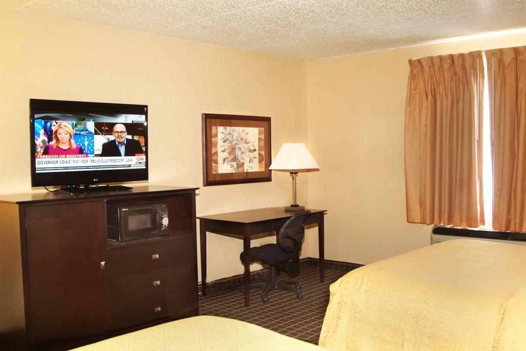 Quality Inn & Suites Big Rapids Bagian luar foto