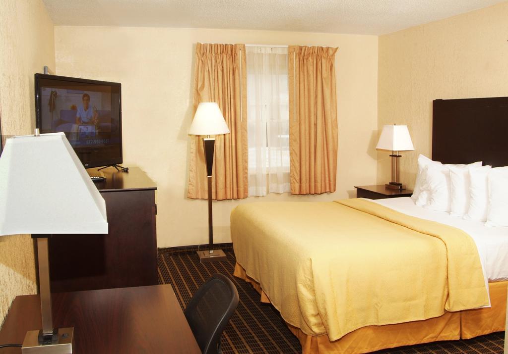 Quality Inn & Suites Big Rapids Near University Bagian luar foto