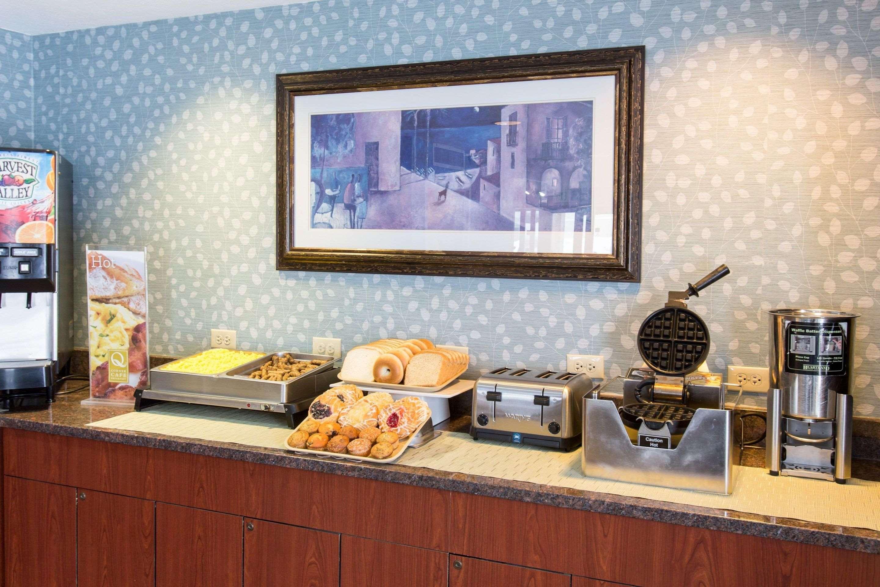 Quality Inn & Suites Big Rapids Near University Bagian luar foto