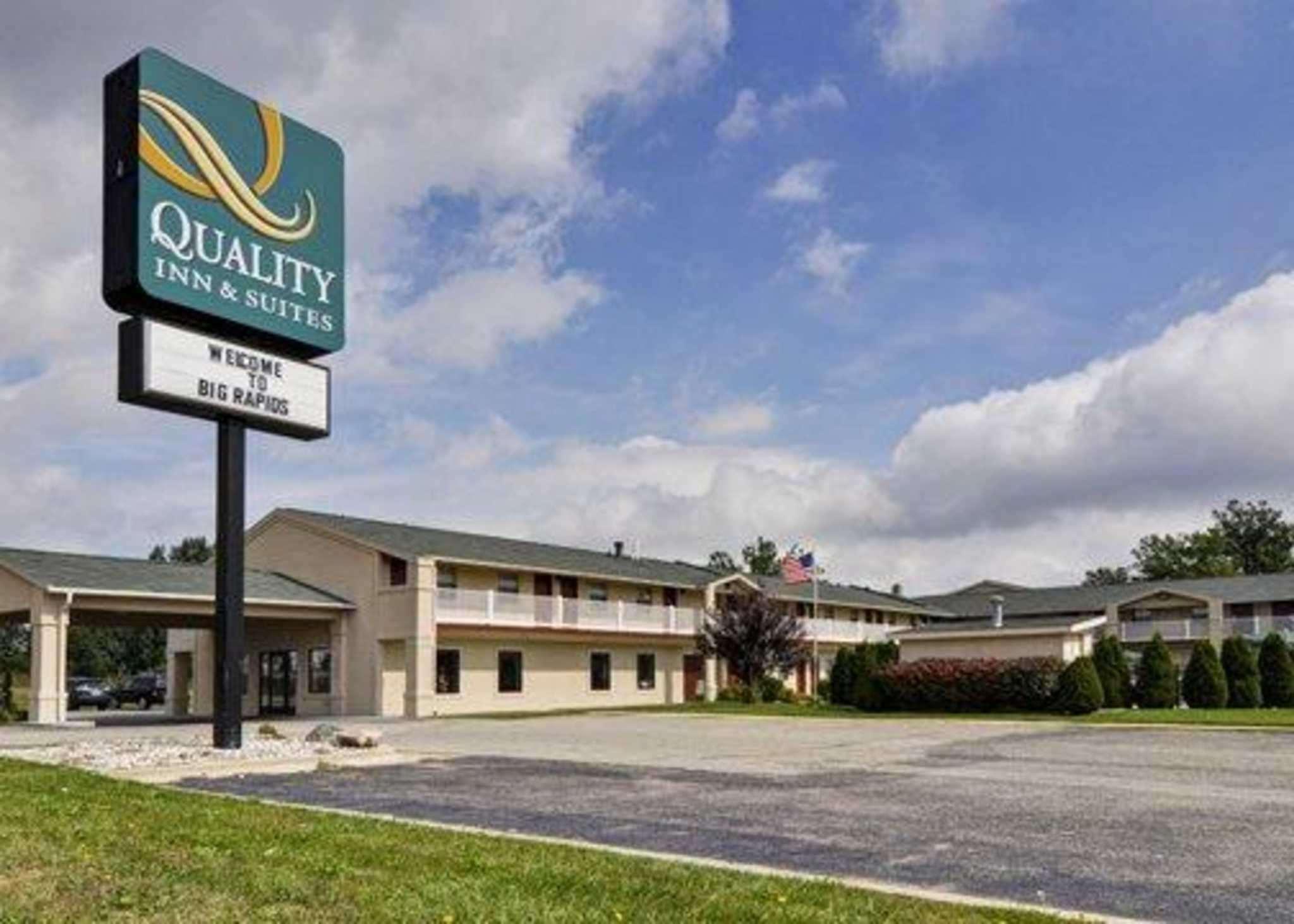 Quality Inn & Suites Big Rapids Bagian luar foto