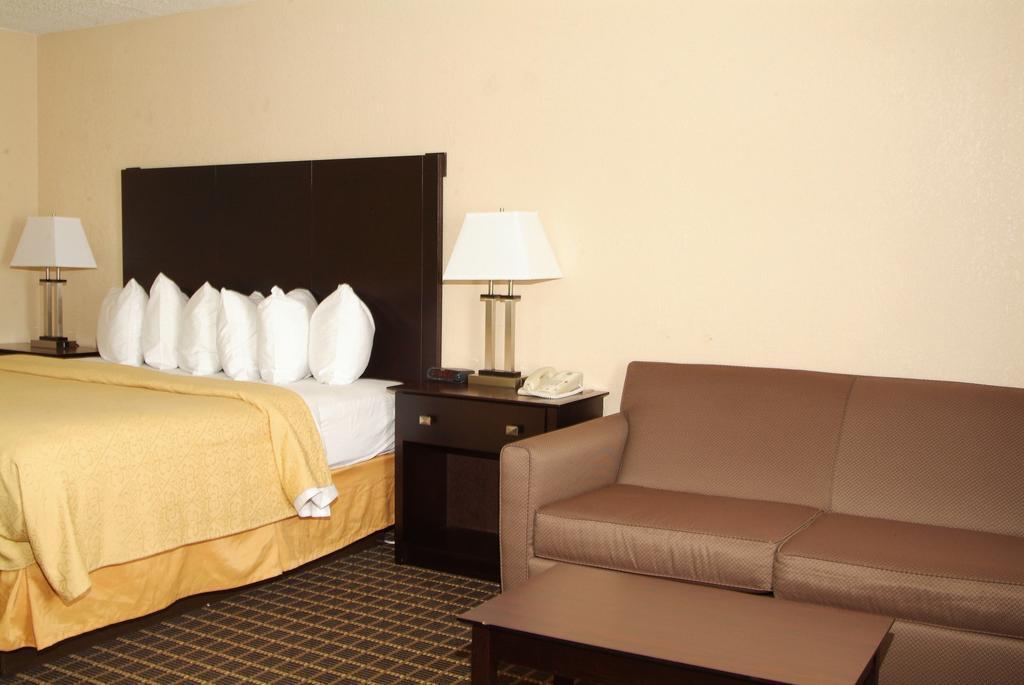 Quality Inn & Suites Big Rapids Bagian luar foto