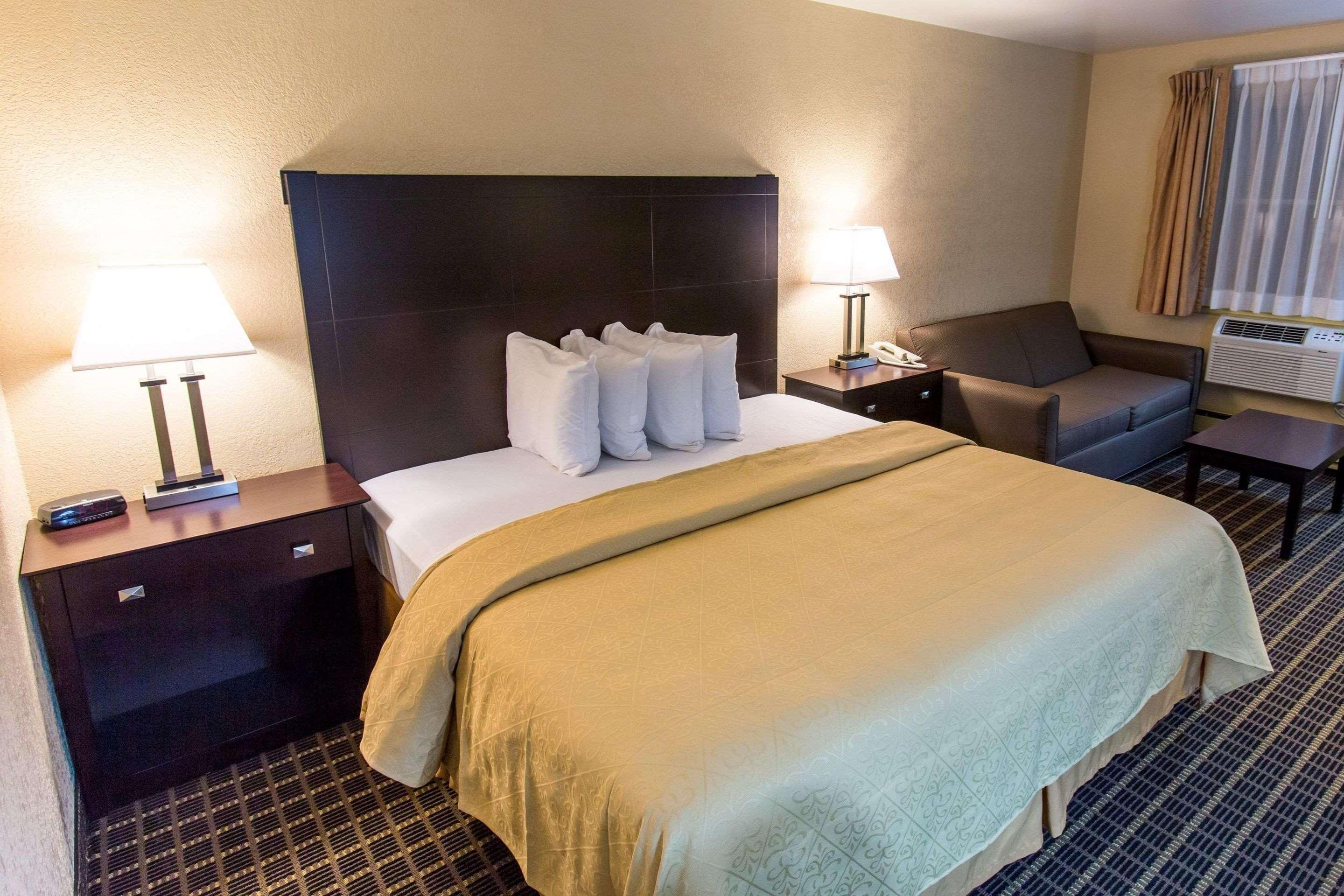 Quality Inn & Suites Big Rapids Near University Bagian luar foto