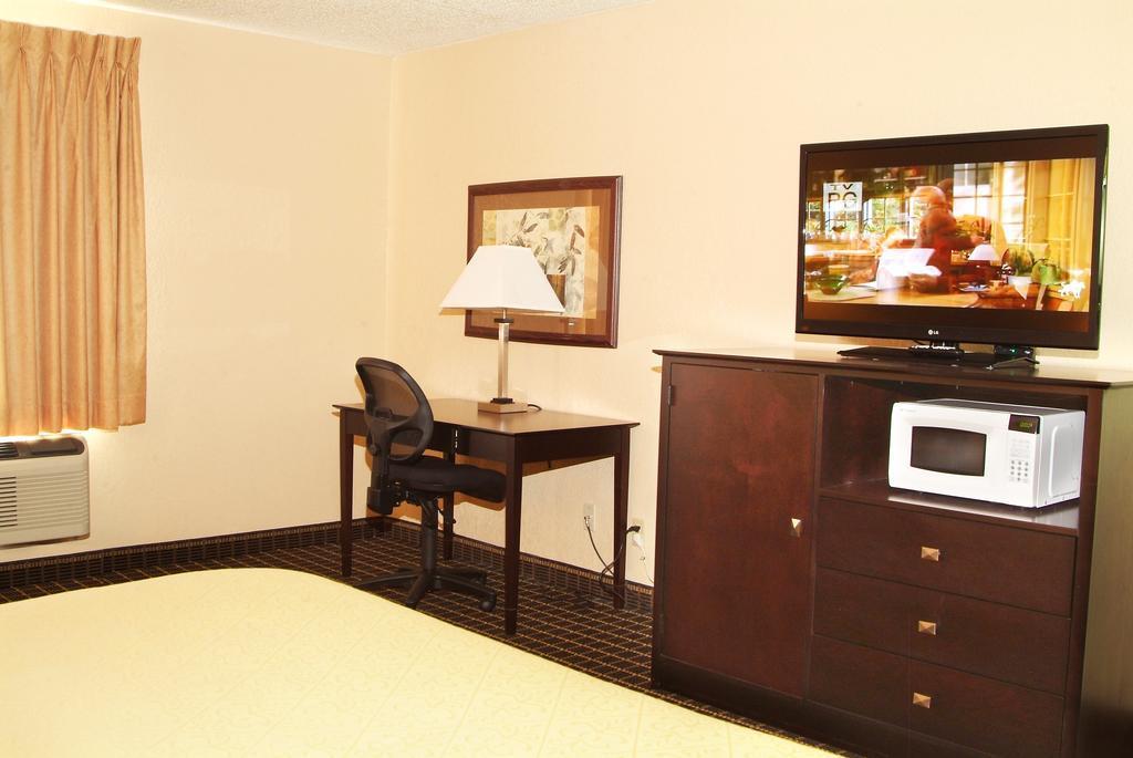 Quality Inn & Suites Big Rapids Bagian luar foto