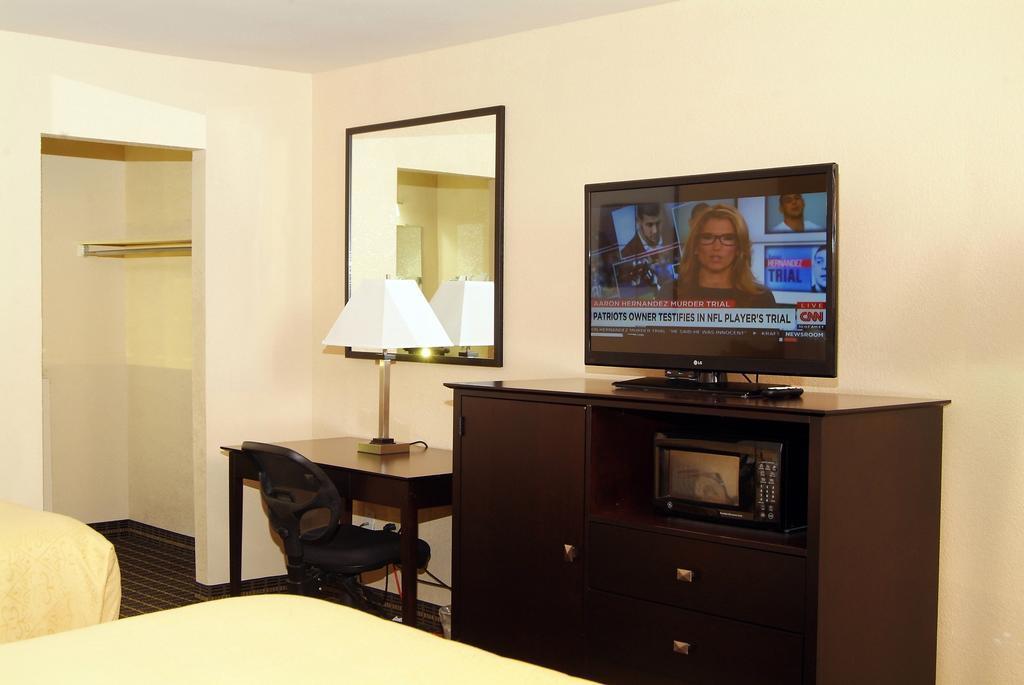 Quality Inn & Suites Big Rapids Near University Bagian luar foto