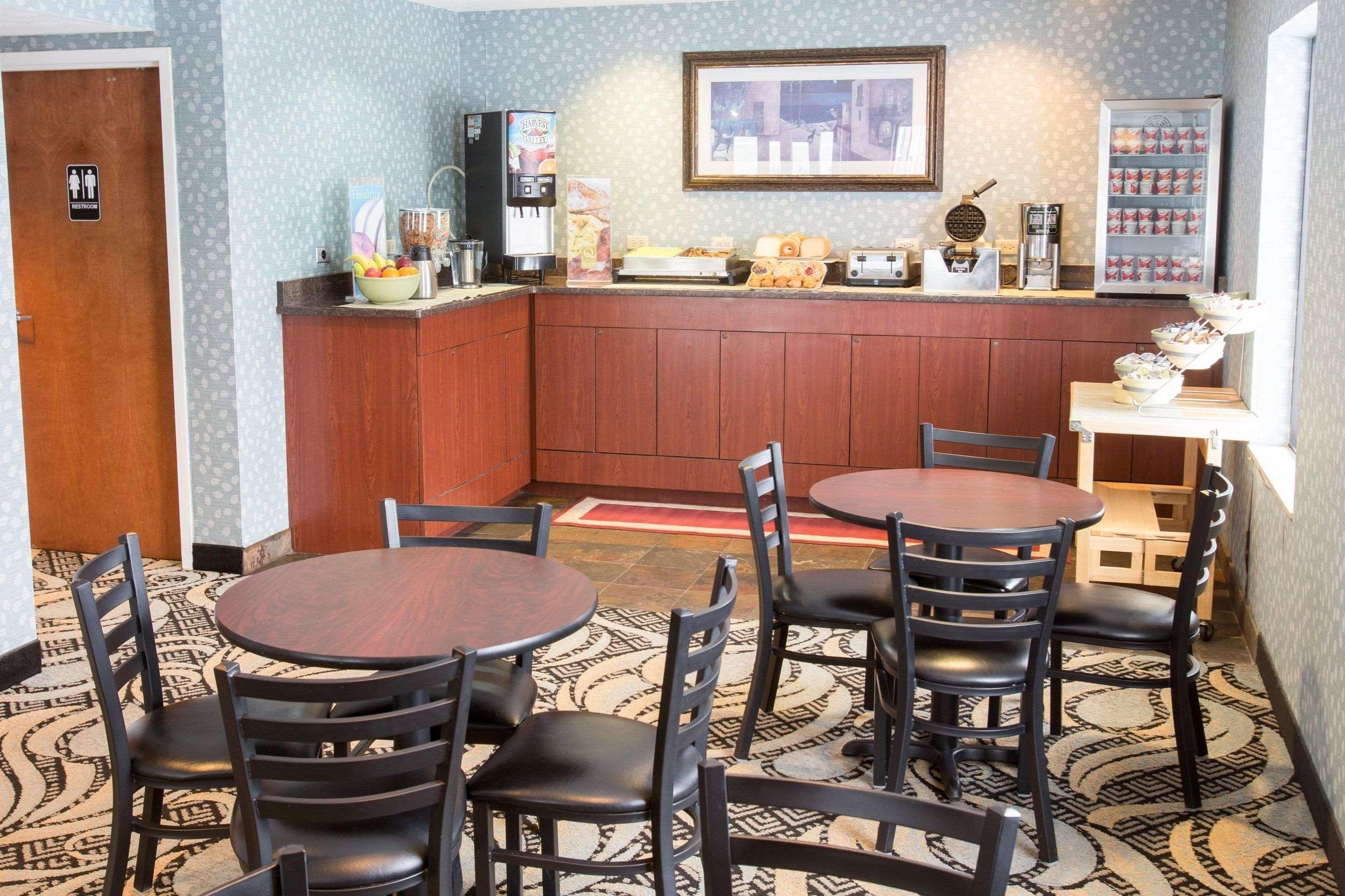 Quality Inn & Suites Big Rapids Near University Bagian luar foto