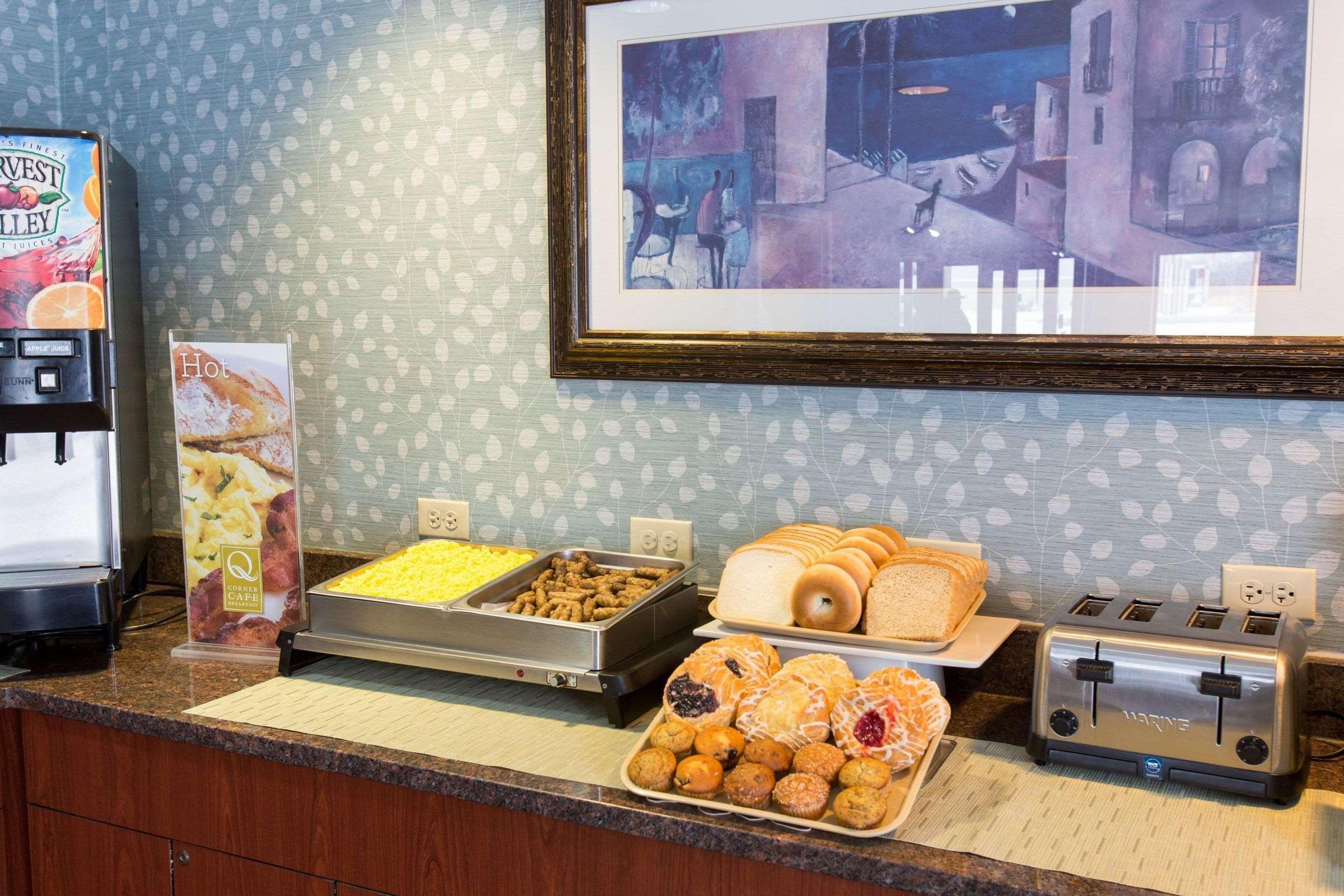 Quality Inn & Suites Big Rapids Near University Bagian luar foto
