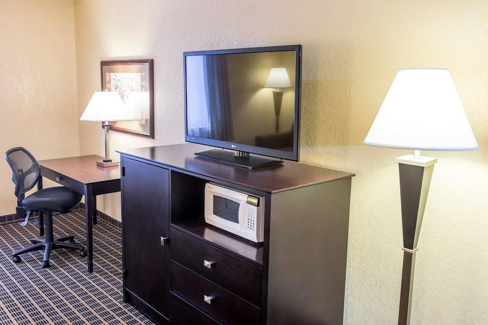 Quality Inn & Suites Big Rapids Bagian luar foto