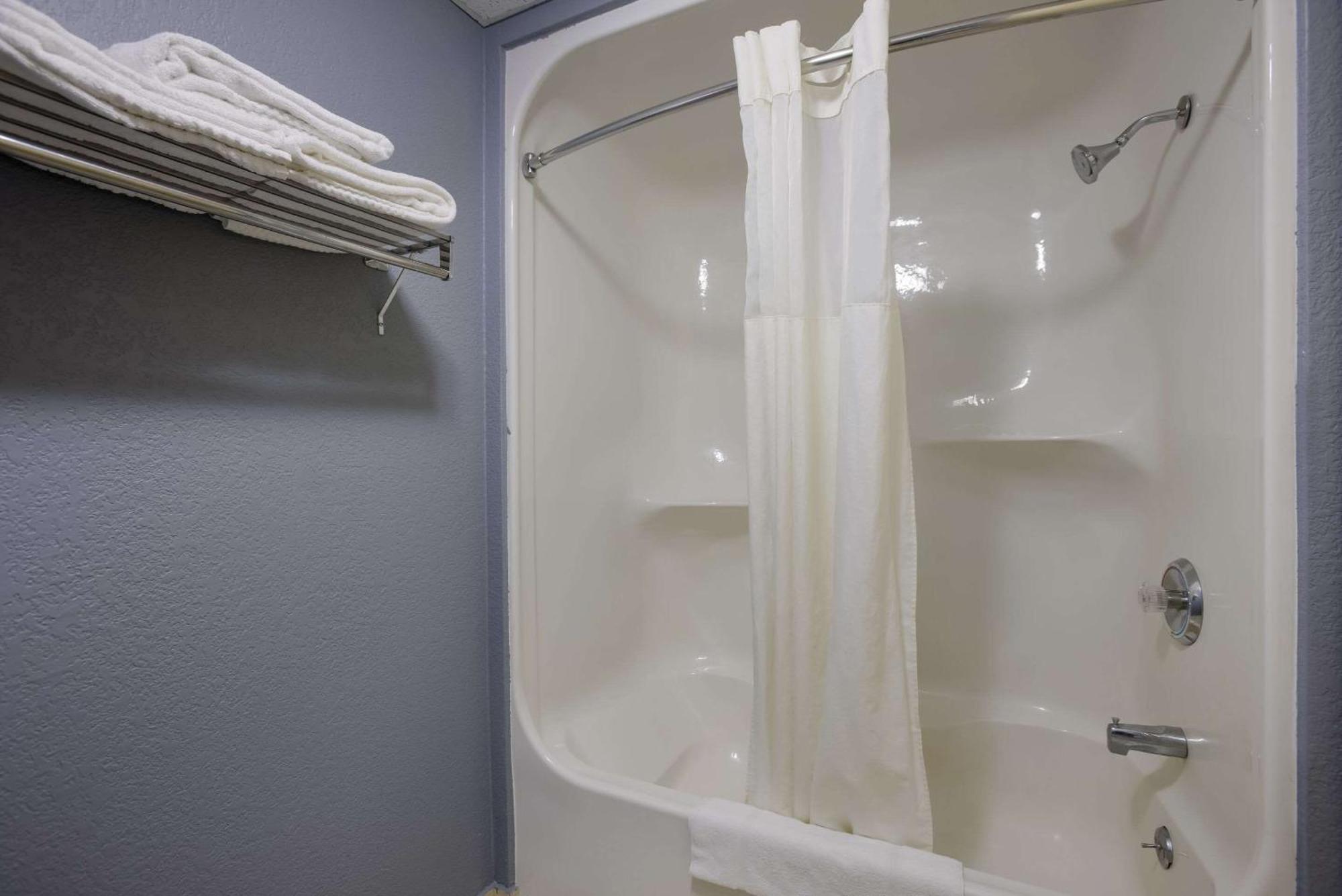 Quality Inn & Suites Big Rapids Near University Bagian luar foto