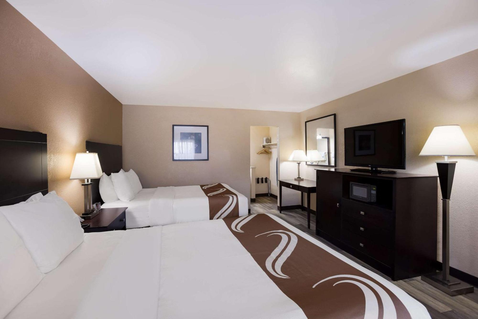 Quality Inn & Suites Big Rapids Near University Bagian luar foto