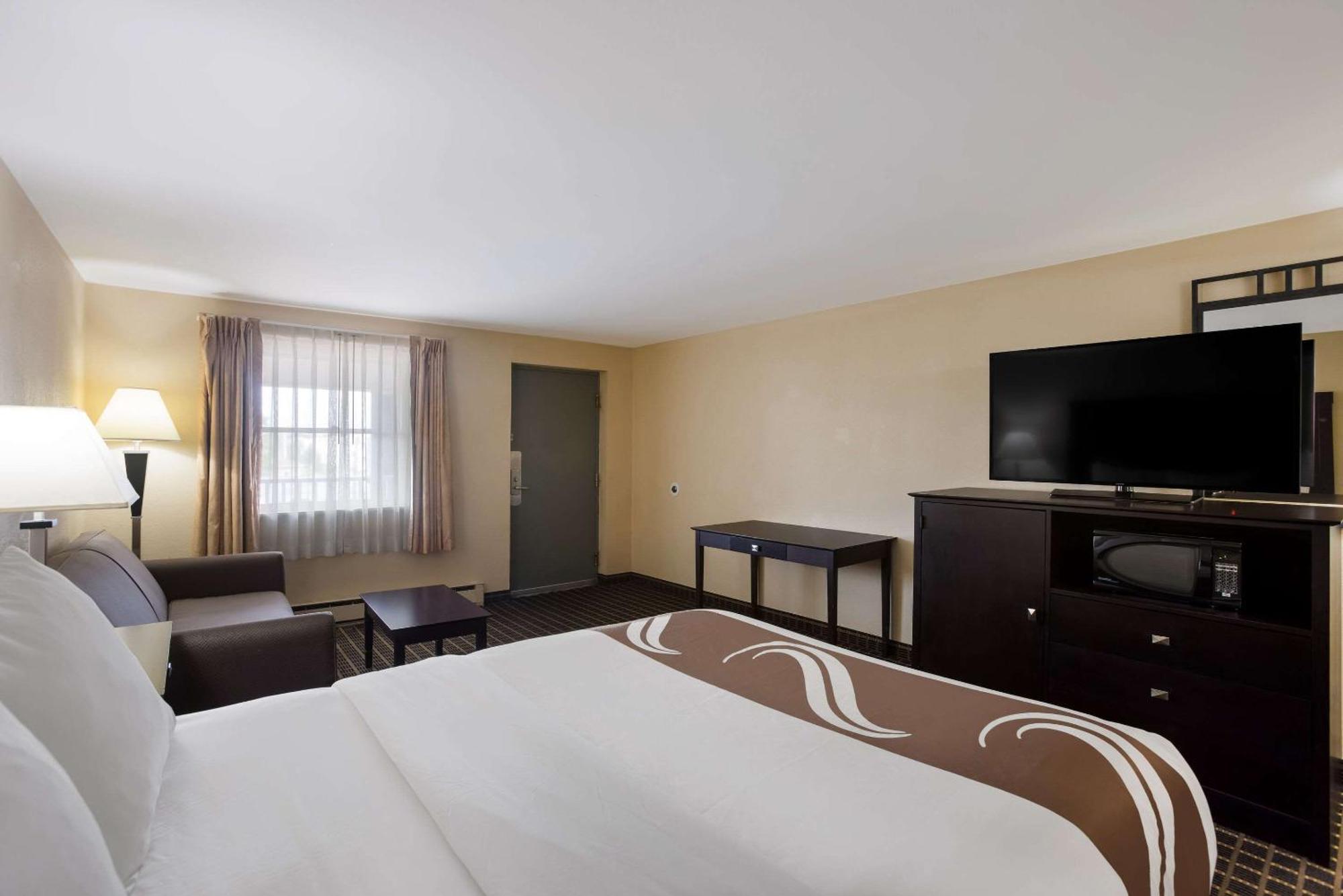 Quality Inn & Suites Big Rapids Near University Bagian luar foto