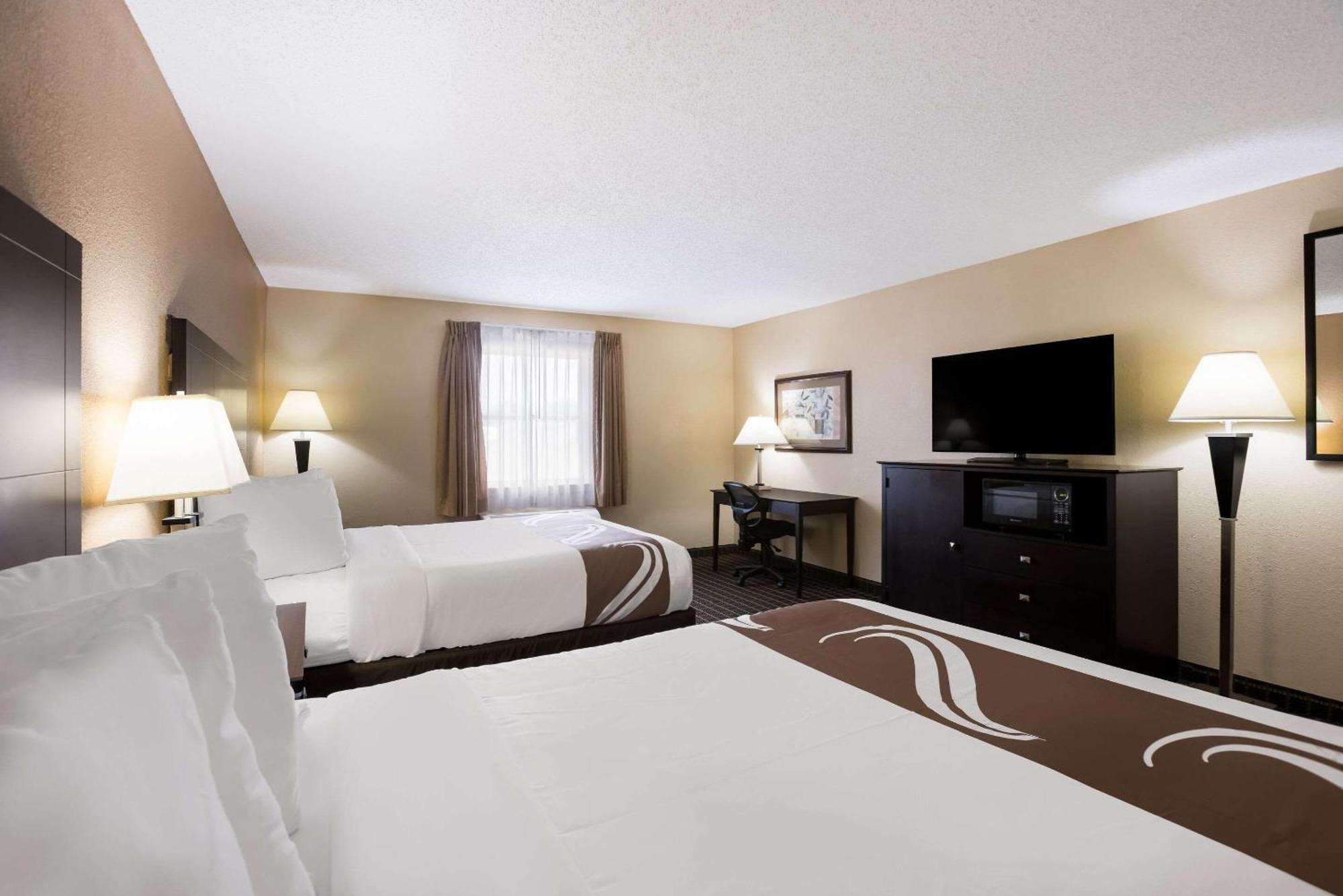 Quality Inn & Suites Big Rapids Bagian luar foto