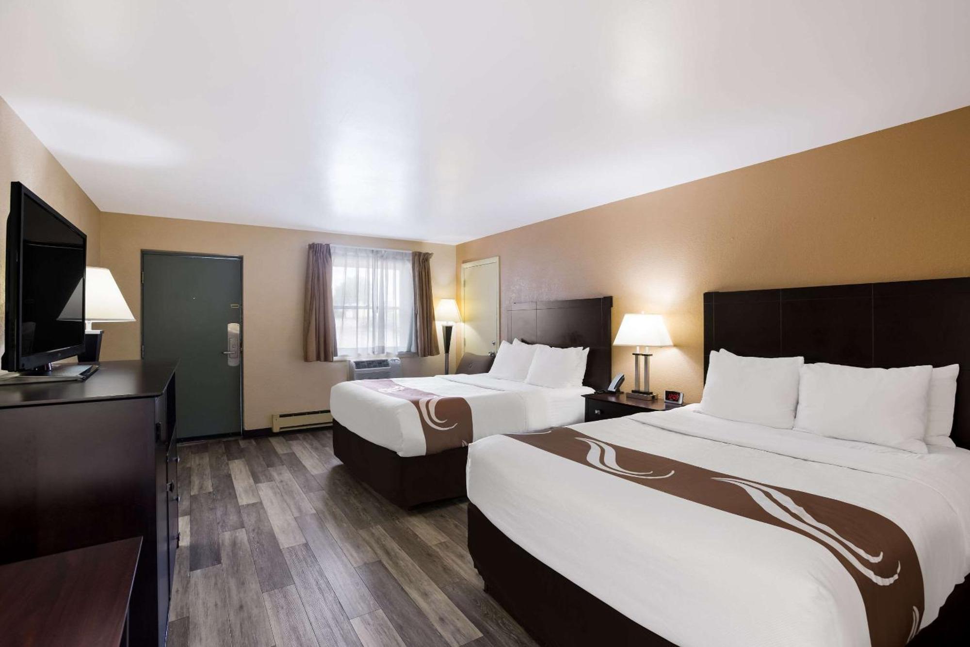Quality Inn & Suites Big Rapids Near University Bagian luar foto