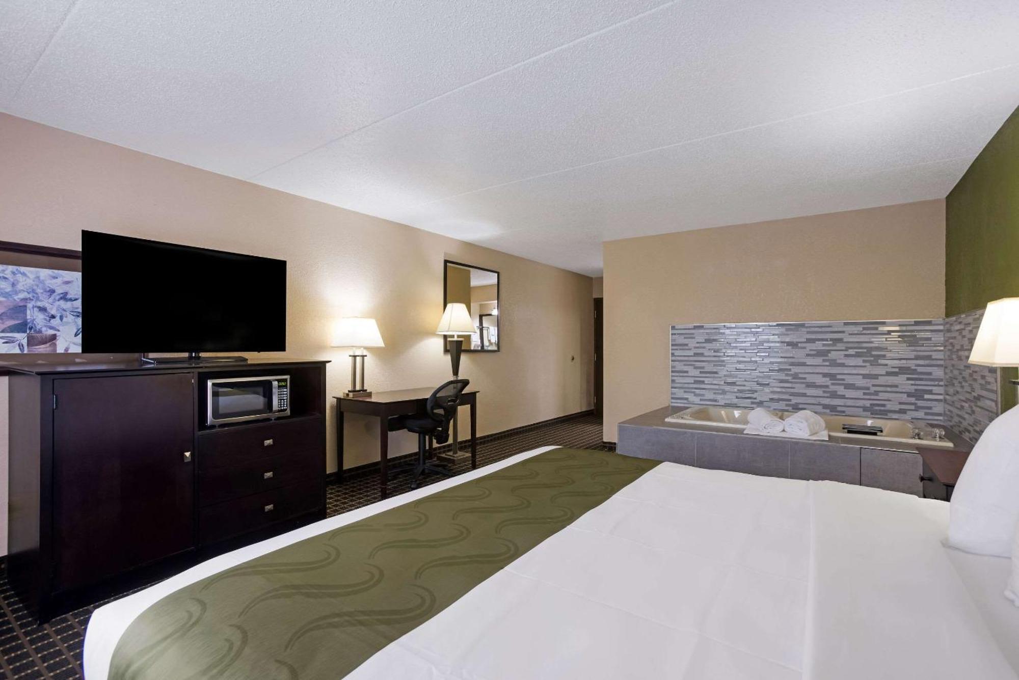 Quality Inn & Suites Big Rapids Bagian luar foto