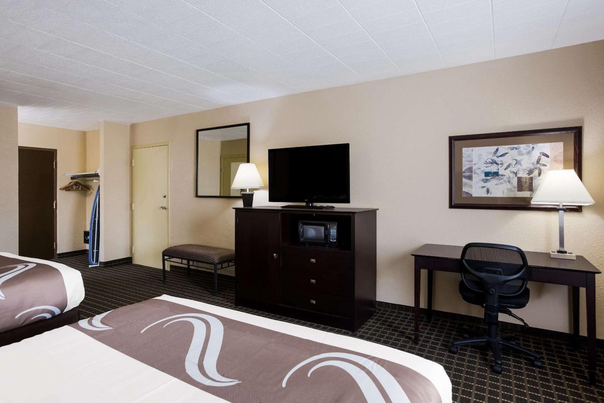 Quality Inn & Suites Big Rapids Bagian luar foto