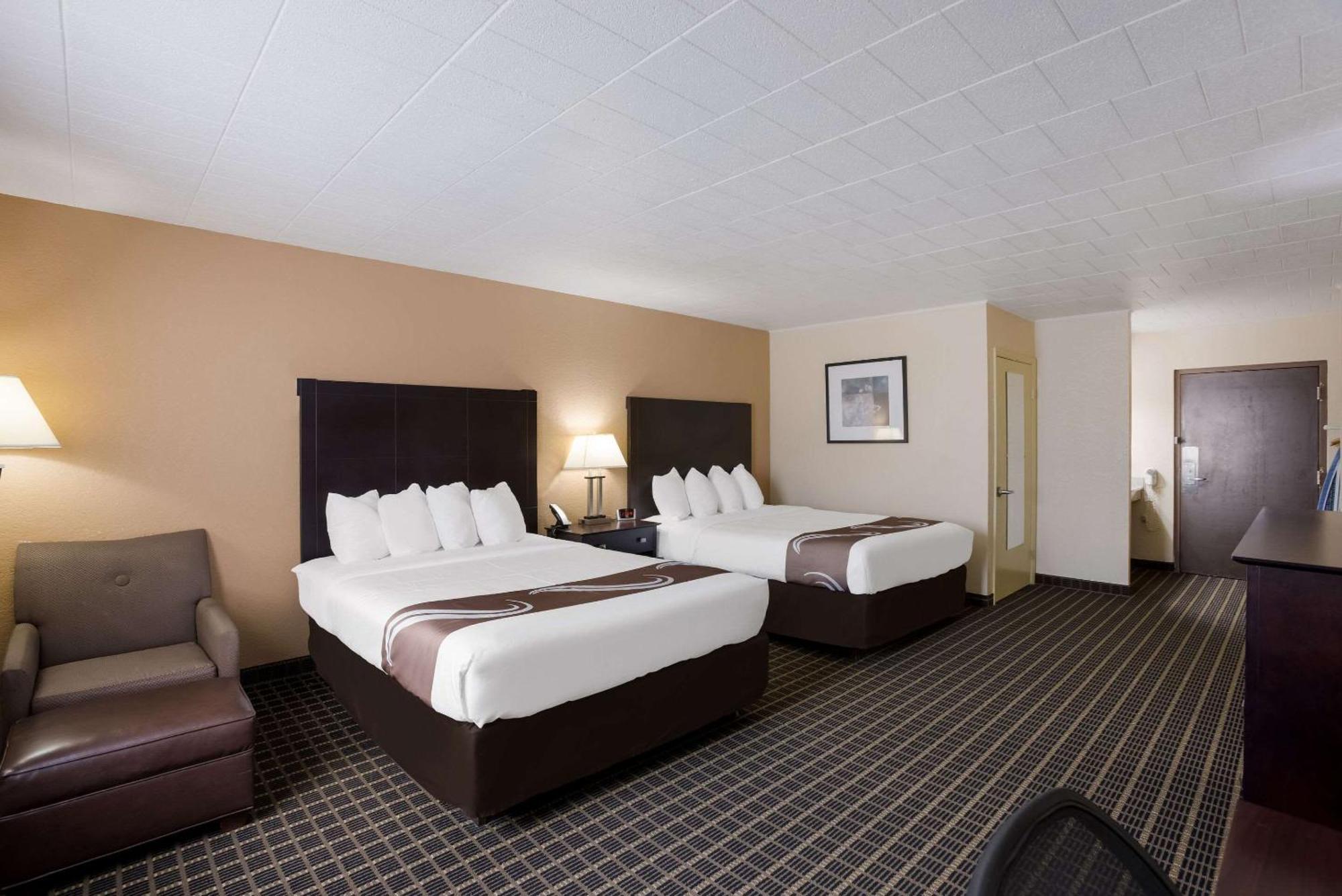 Quality Inn & Suites Big Rapids Bagian luar foto