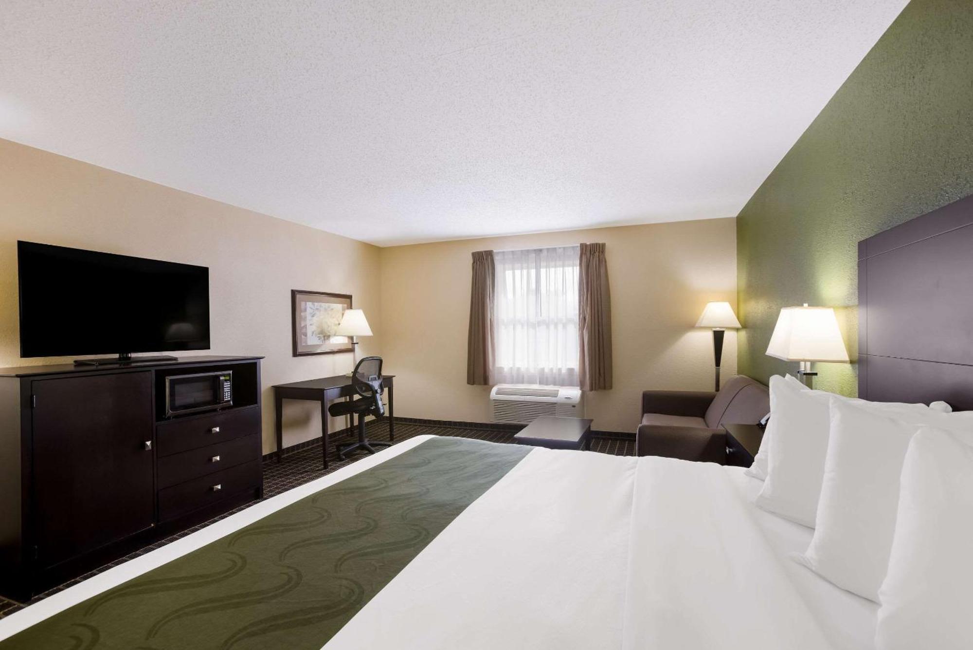 Quality Inn & Suites Big Rapids Near University Bagian luar foto