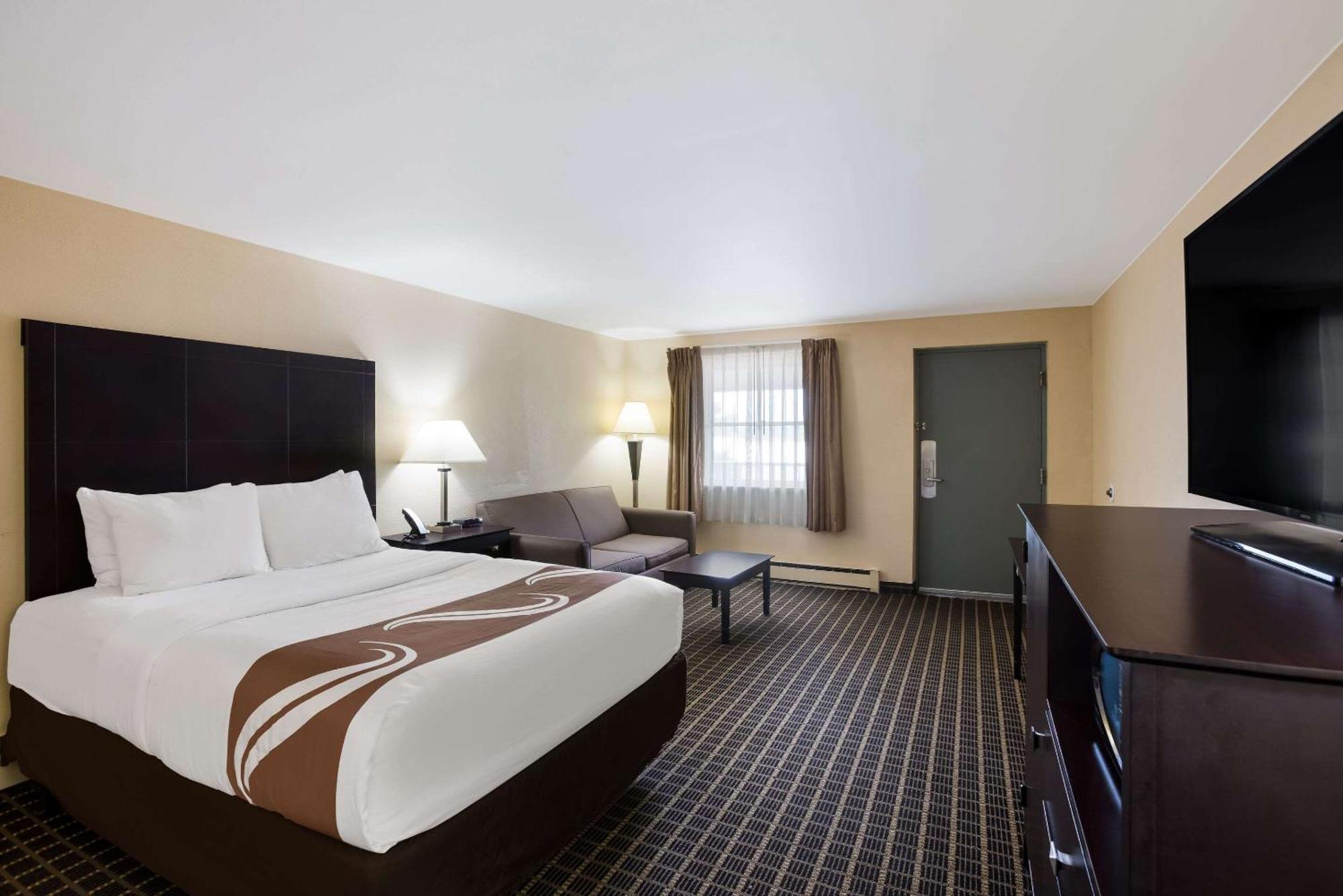 Quality Inn & Suites Big Rapids Near University Bagian luar foto