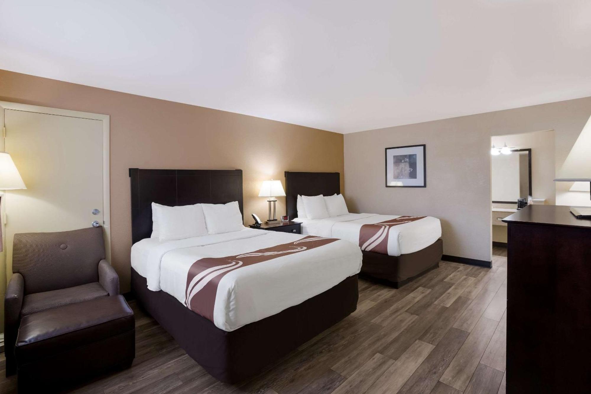 Quality Inn & Suites Big Rapids Near University Bagian luar foto