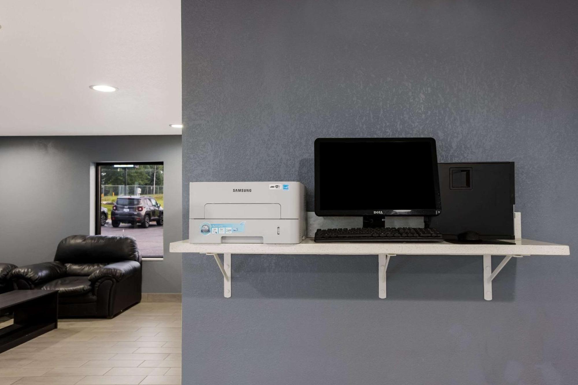 Quality Inn & Suites Big Rapids Near University Bagian luar foto