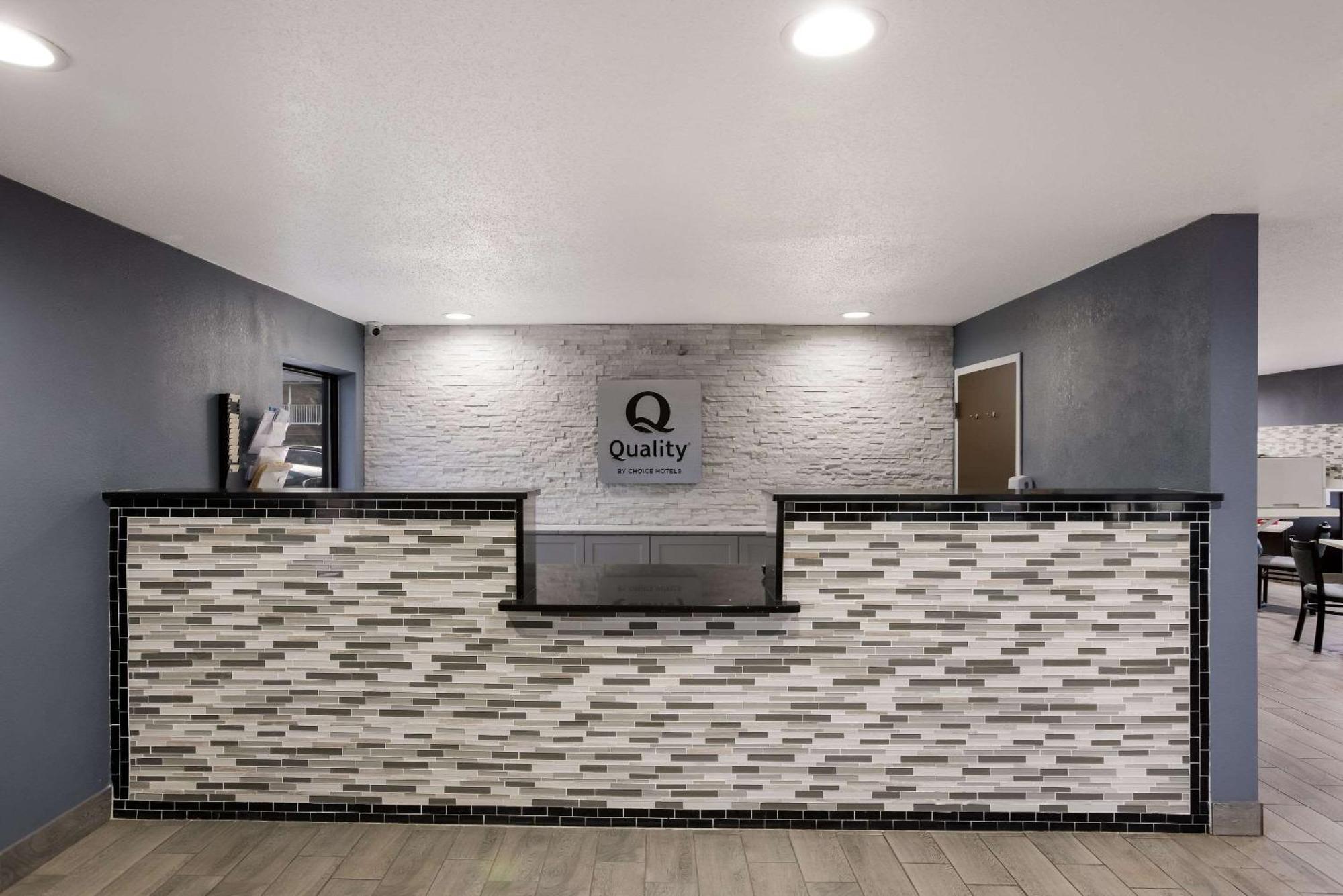 Quality Inn & Suites Big Rapids Bagian luar foto