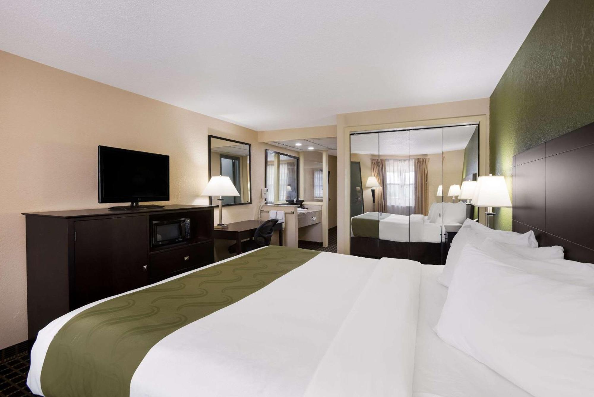 Quality Inn & Suites Big Rapids Near University Bagian luar foto