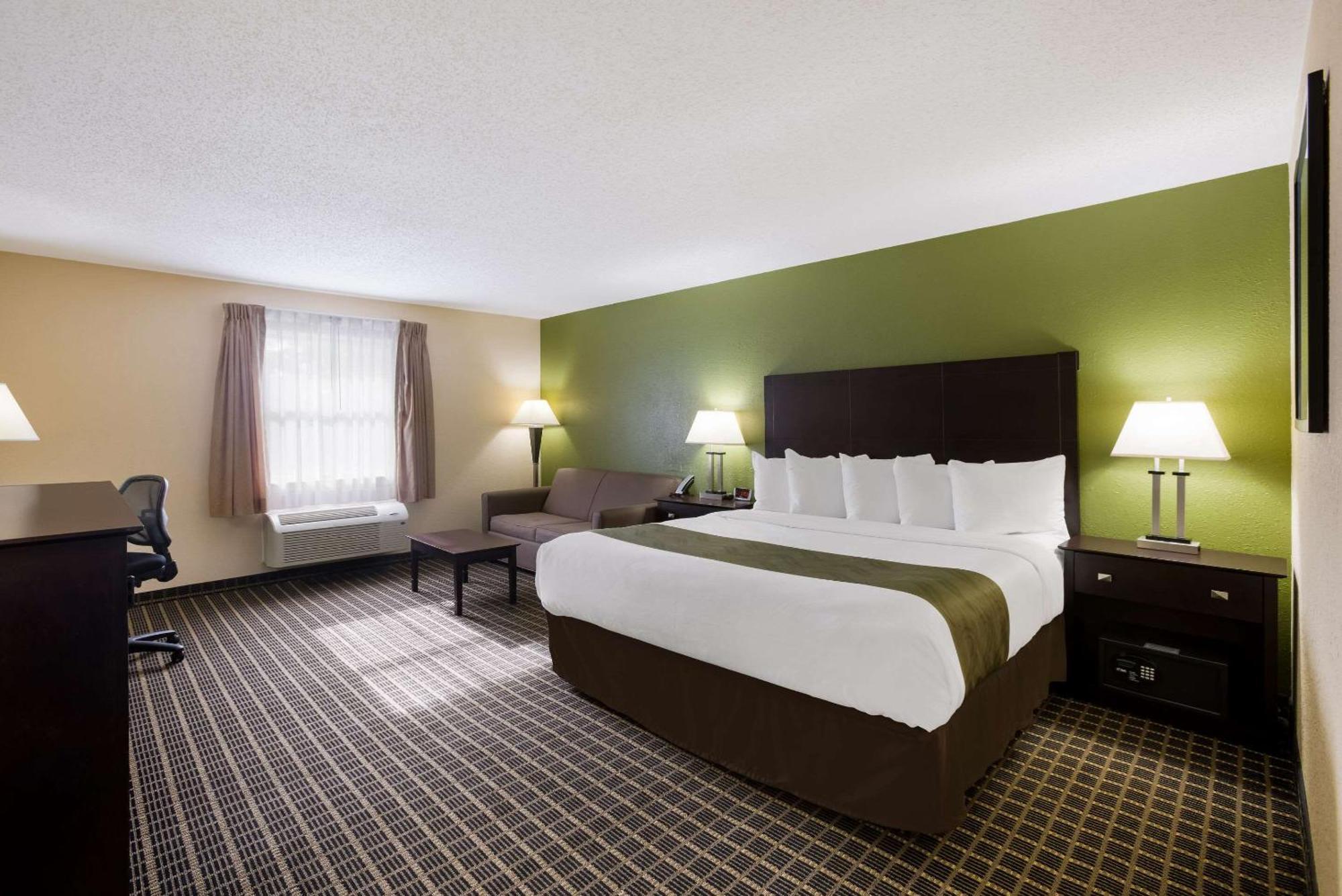 Quality Inn & Suites Big Rapids Near University Bagian luar foto