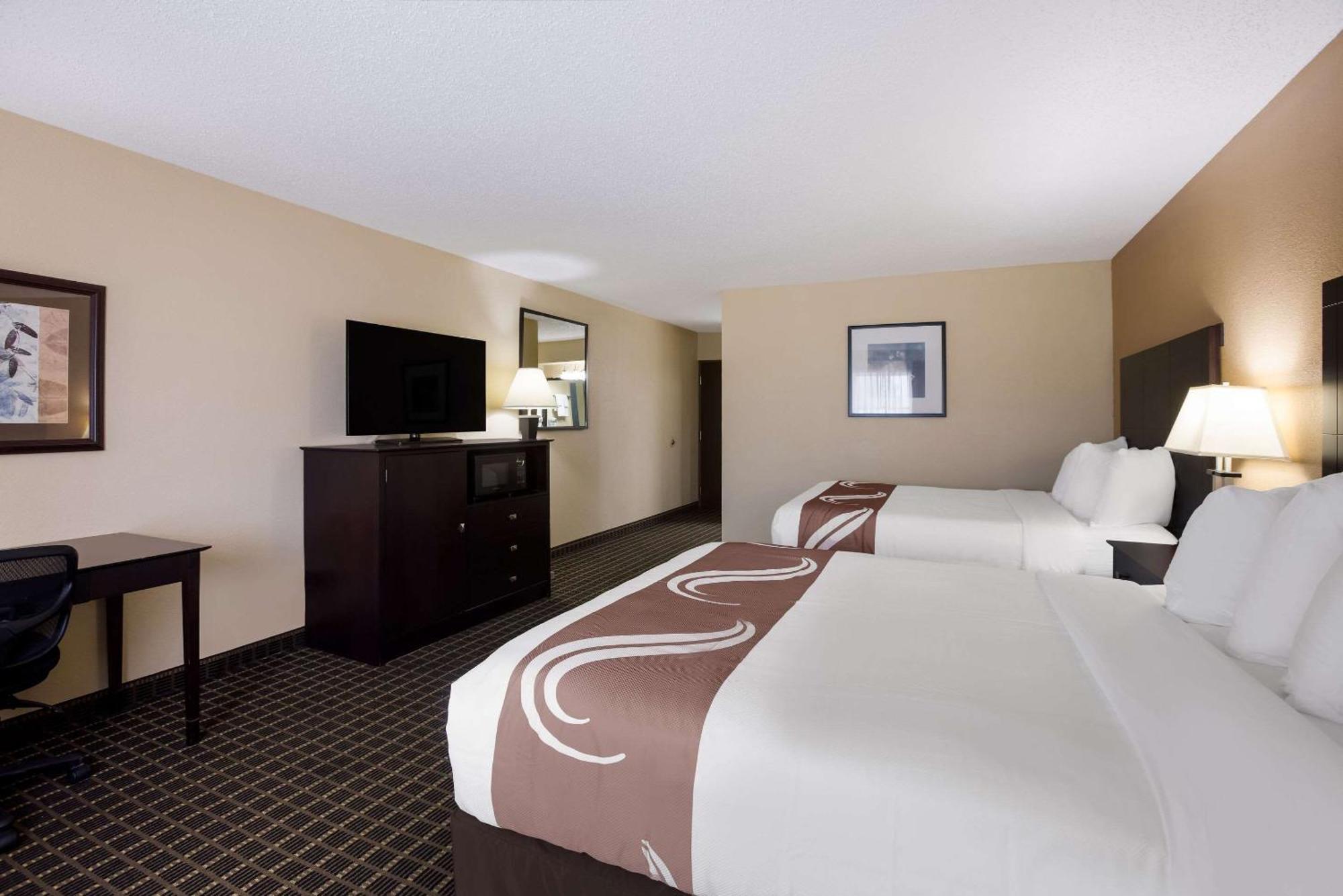 Quality Inn & Suites Big Rapids Near University Bagian luar foto