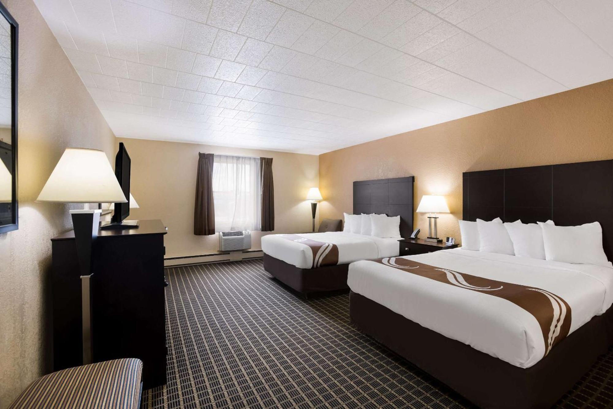 Quality Inn & Suites Big Rapids Near University Bagian luar foto
