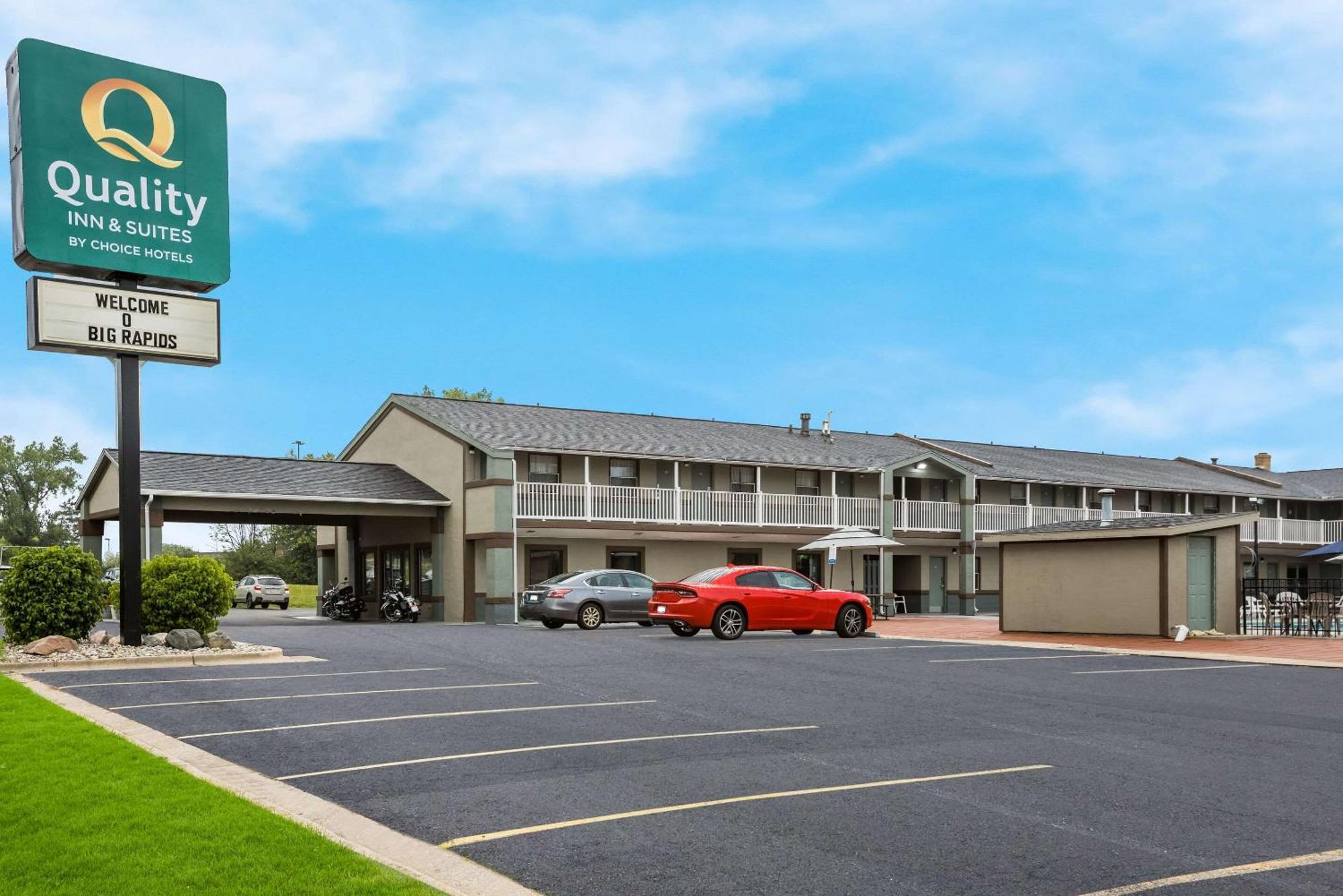 Quality Inn & Suites Big Rapids Bagian luar foto