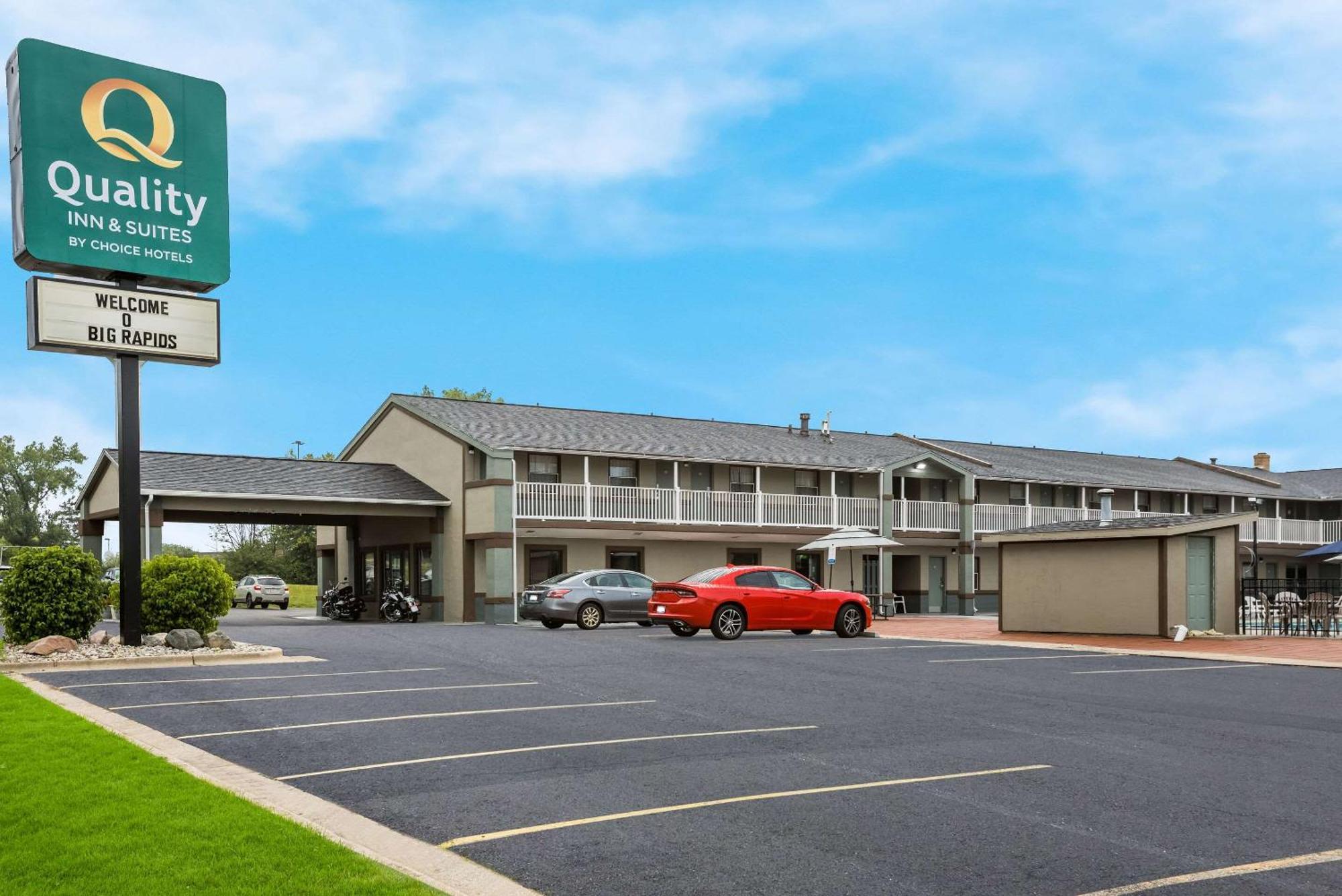 Quality Inn & Suites Big Rapids Near University Bagian luar foto