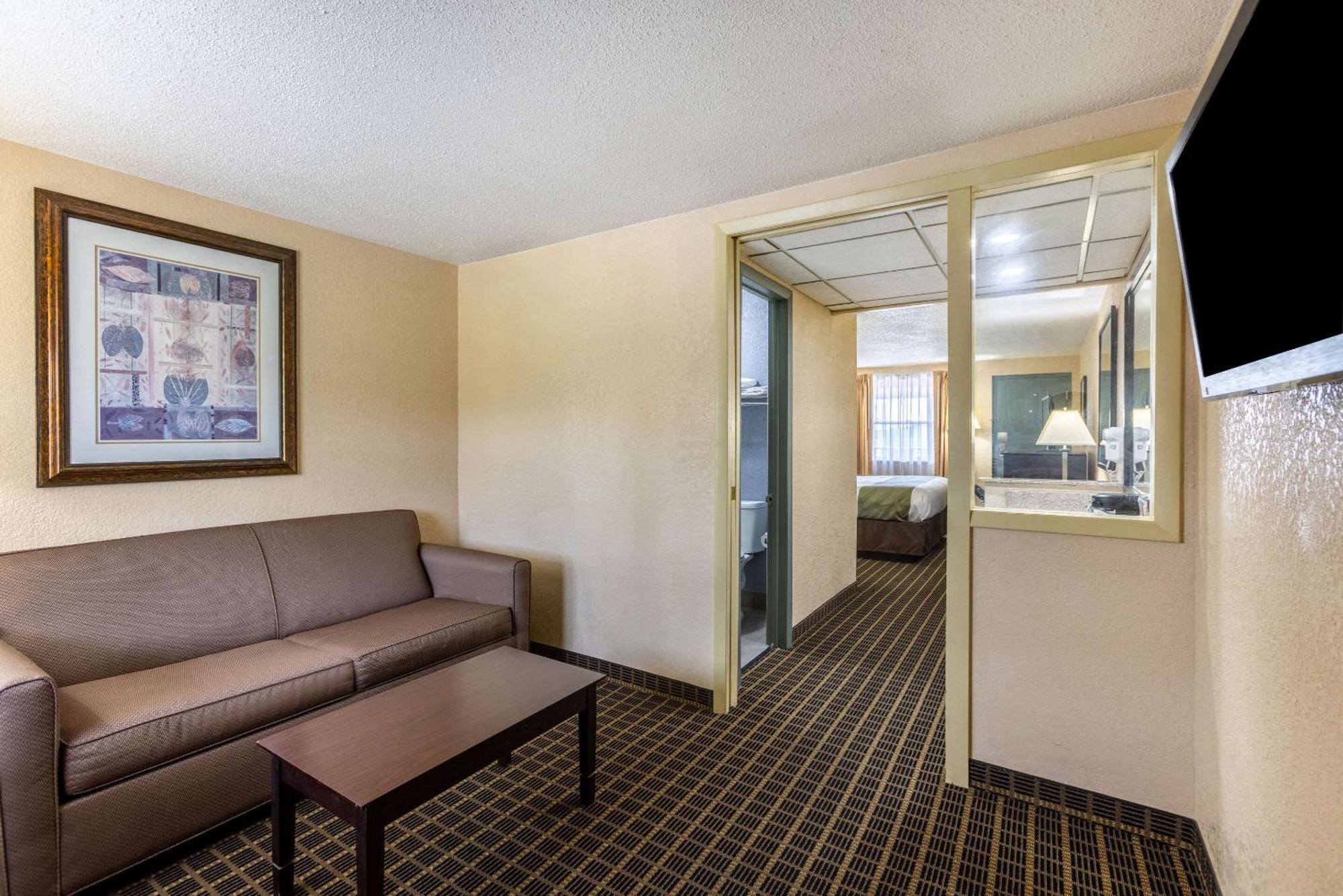 Quality Inn & Suites Big Rapids Bagian luar foto