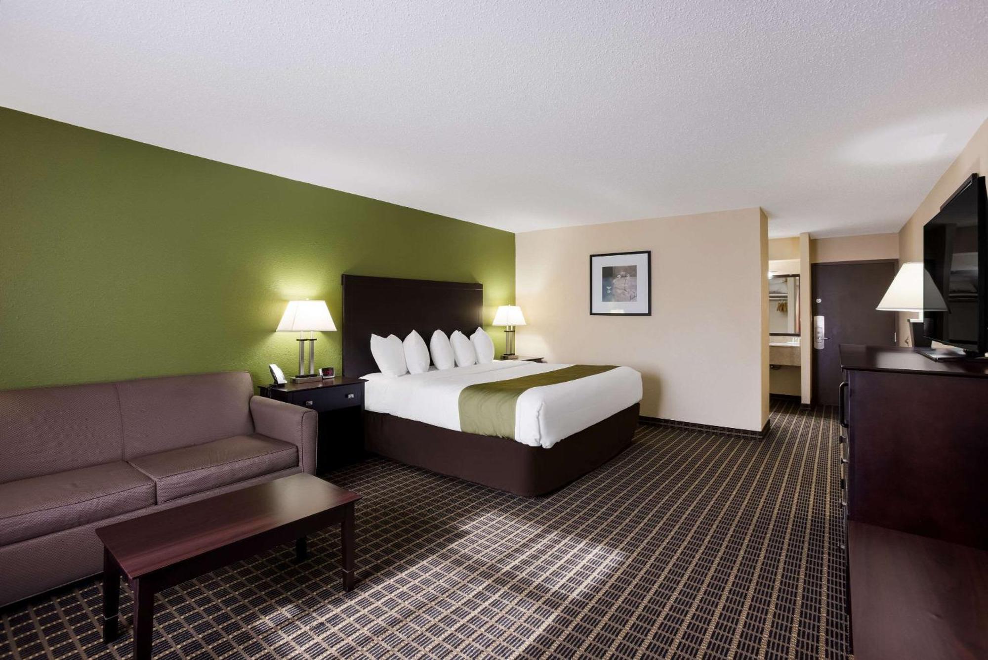 Quality Inn & Suites Big Rapids Near University Bagian luar foto