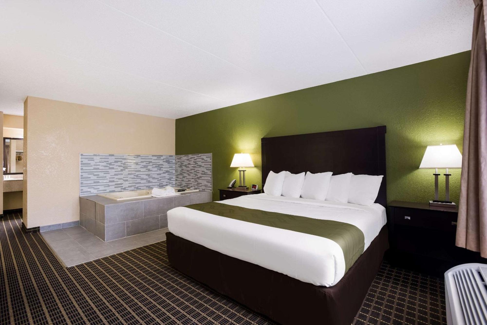 Quality Inn & Suites Big Rapids Near University Bagian luar foto